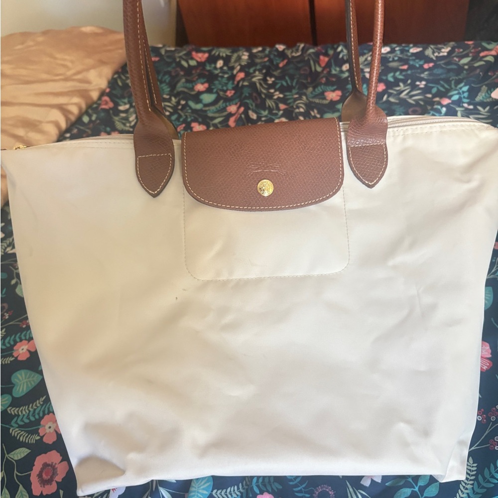 Longchamp Medium Le
Pliage Nylon Shoulder Tote . Color: Paper